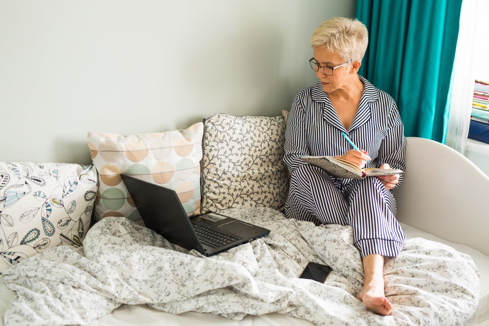 Mujer madura estudiando online