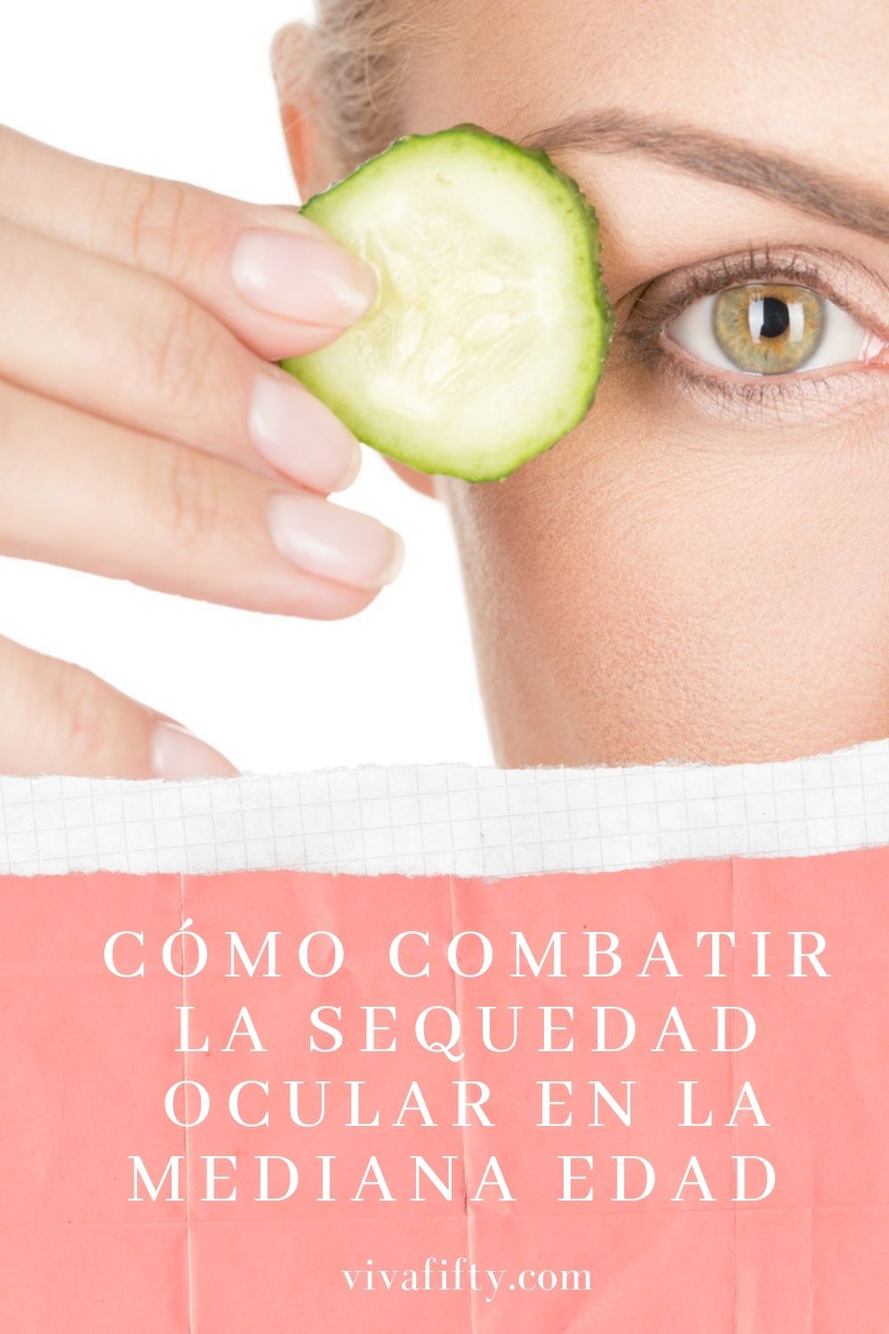 Pin con mujer y pepino sobre los ojos