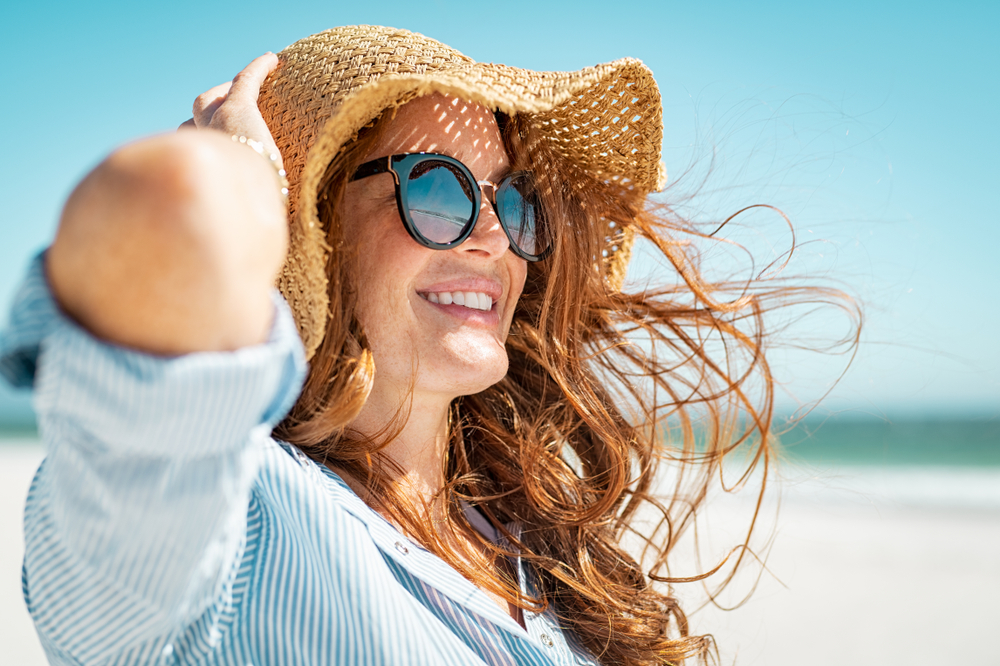 Mujer madura con gafas de sol