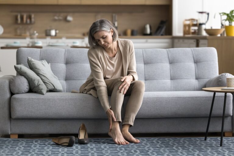 mujer con dolor de pie