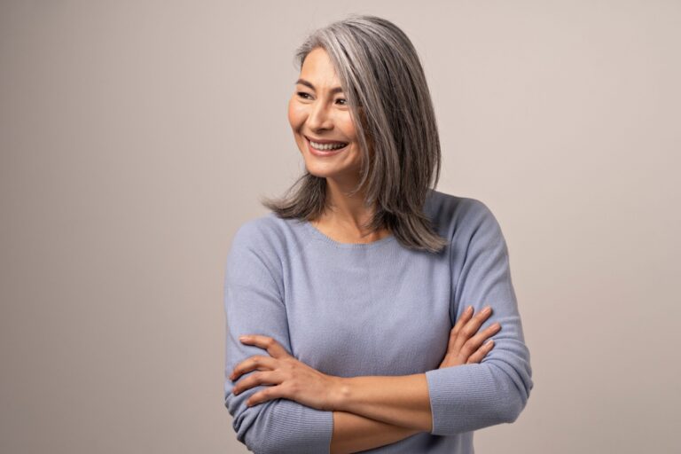 una mujer canosa de mediana edad sonriendo