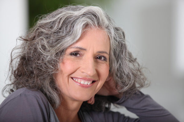 Mujer con pelo gris