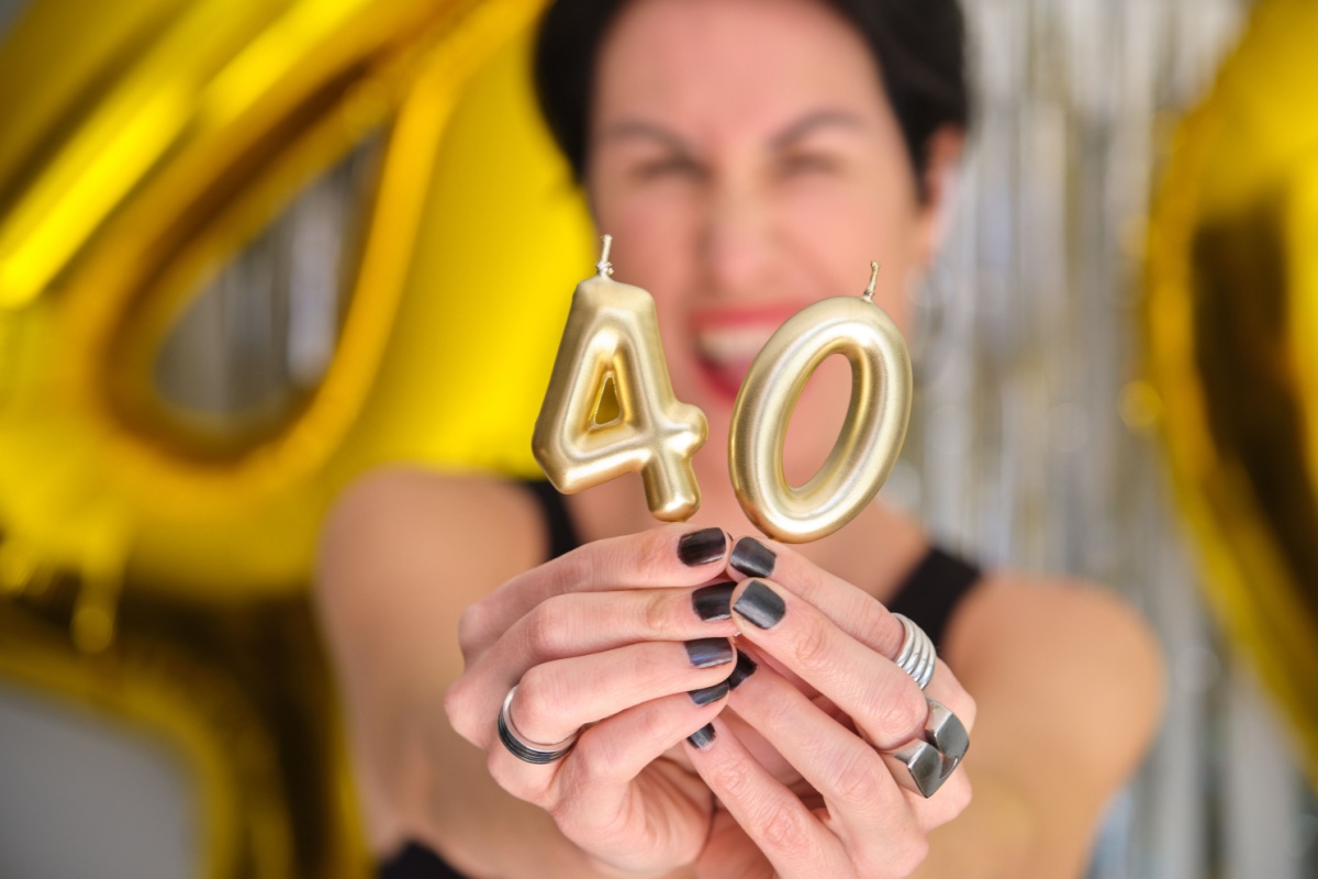 mujer sostendiendo velas de 40 cumpleaños