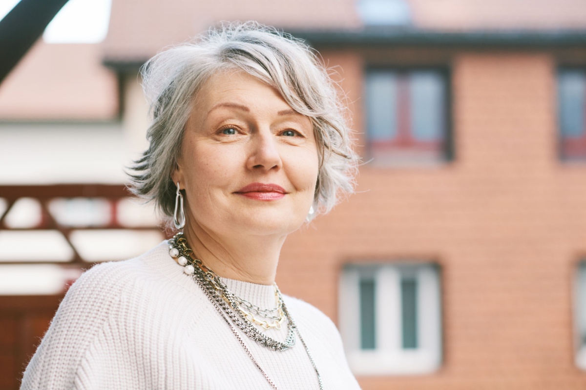 mujer de mediana edad con cabello corto