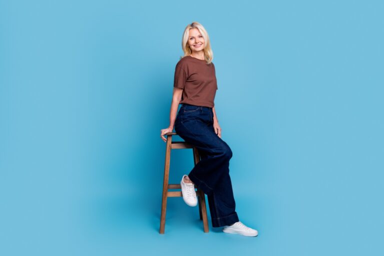 mujer de mediana edad usando jeans