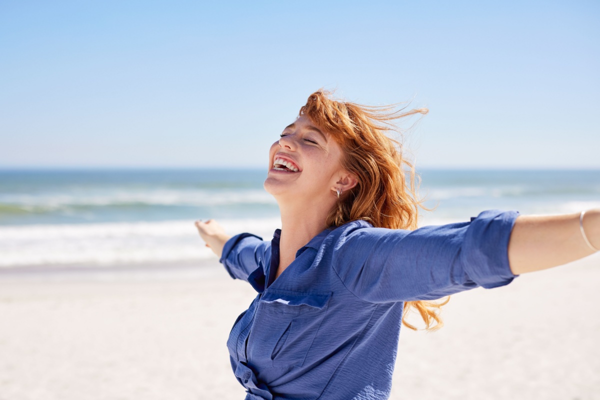 mujer feliz en la playa