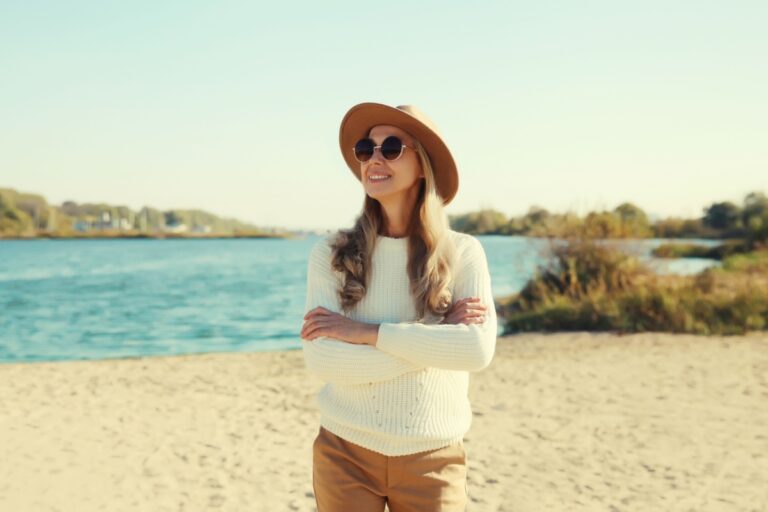 mujer de mediana edad en la naturaleza