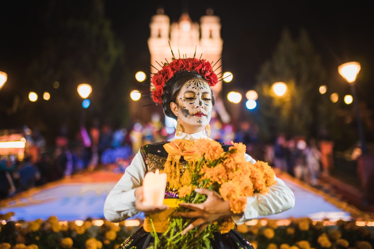 mujer celebrando el dia de los muertos