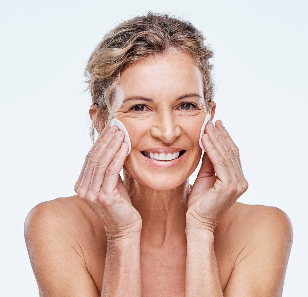 El cuidado de la piel cambia según cumplimos años. Compartimos contigo la mejor rutina facial a partir de los cincuenta.