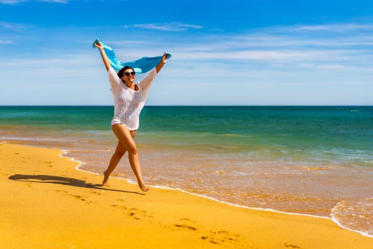 mujer feliz en la playa