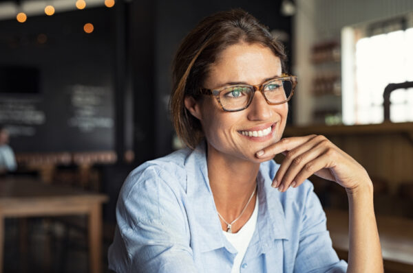 A partir de una cierta edad las lentes progresivas pueden eliminar la necesidad de cambiarte de gafas. Pero tienen un periodo de adaptación.