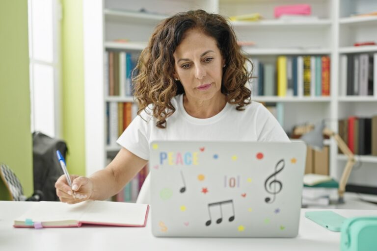 mujer de mediana edad estudiando